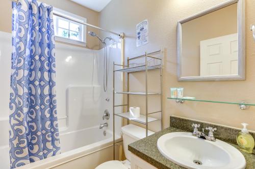 ein Bad mit einem Waschbecken, einer Dusche und einem WC in der Unterkunft Bainbridge Home with Cove and Lake Seminole Access! in Bainbridge