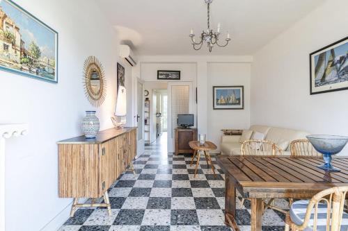 un salon avec une table et un canapé dans l'établissement In the heart of the Cap d'Antibes lovely flat, à Antibes