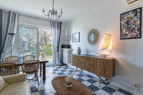 un salon avec une table et un canapé dans l'établissement In the heart of the Cap d'Antibes lovely flat, à Antibes