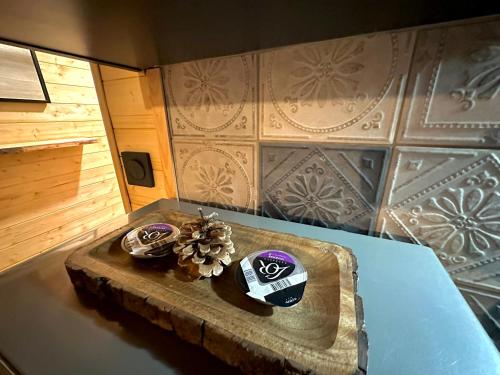 une table avec deux assiettes dans une pièce dans l'établissement Petit Ours Blanc, à Gréolières