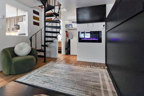 ein Wohnzimmer mit einem Kühlschrank und einem grünen Stuhl in der Unterkunft Modern Mountain Apartment Unit 2 near Durango in Durango