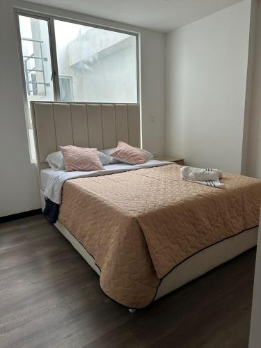1 dormitorio con 1 cama grande y ventana grande en Hermoso apartamento, capacidad 8 personas, en Pasto