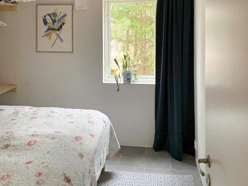um quarto com uma cama e uma janela em Holiday home NYKÖPING II em Nyköping