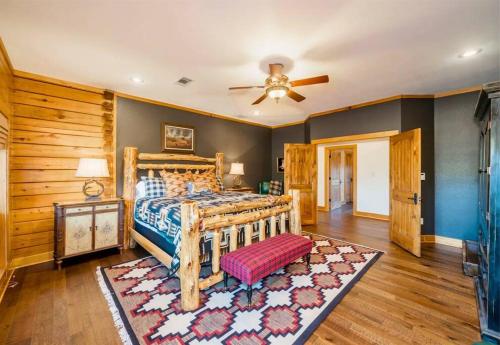 - une chambre avec un lit et un ventilateur de plafond dans l'établissement The Ranch, à Royal