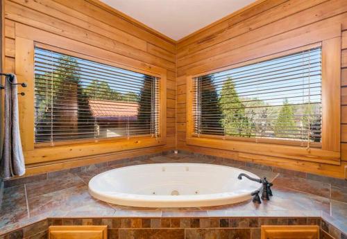- une baignoire dans une chambre avec 2 fenêtres dans l'établissement The Ranch, à Royal