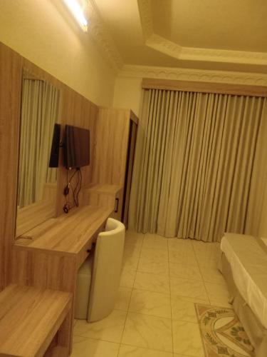 a hotel room with a desk and a bed at انهار للشقق المخدومة in Taif