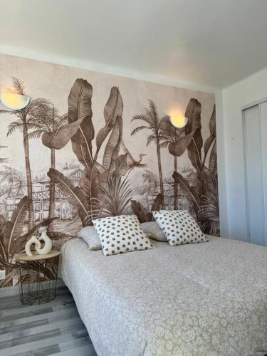 ein Schlafzimmer mit einem Wandbild von Palmen in der Unterkunft Ti kaz'la in Martigues