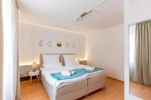 1 dormitorio blanco con 1 cama en una habitación en Idyllische Wohnung in Regen I Balkon I Bergblick I Burgnähe, en Regen
