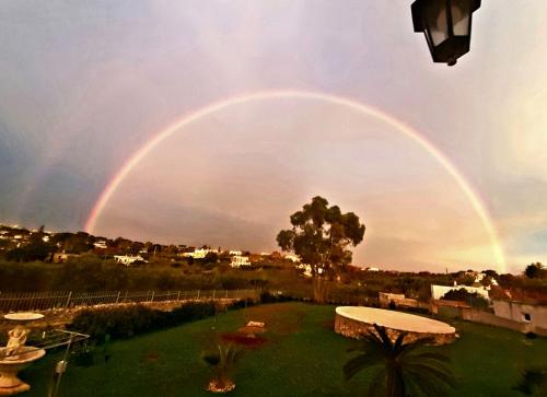 - un double arc-en-ciel au-dessus d'une cour dans l'établissement B&B l'Eucalipto, à Martina Franca