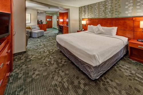 מיטה או מיטות בחדר ב-Courtyard by Marriott Alexandria