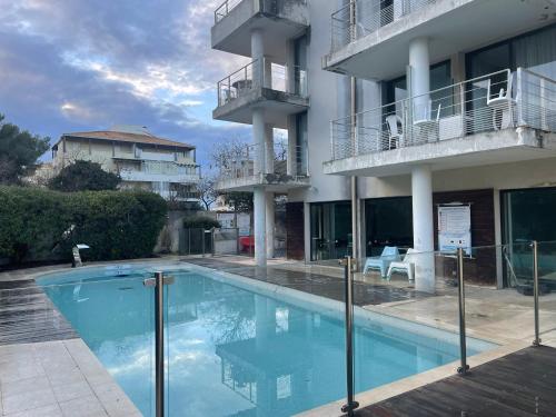 une piscine devant un immeuble dans l'établissement STUDIO PRADO PLAGE PISCINE TERRASSE, à Marseille
