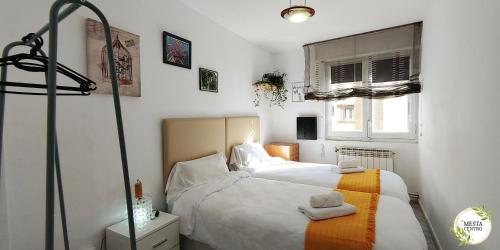 1 dormitorio con 2 camas y ventana en MESTA CENTRO en Soria