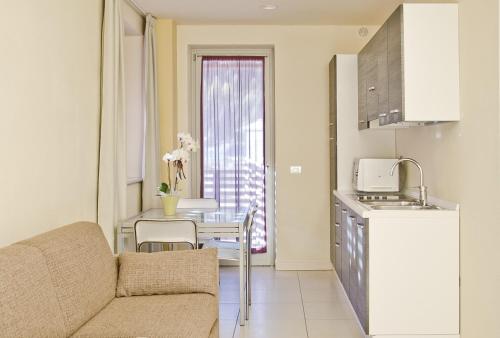 A kitchen or kitchenette at Hotel Kube