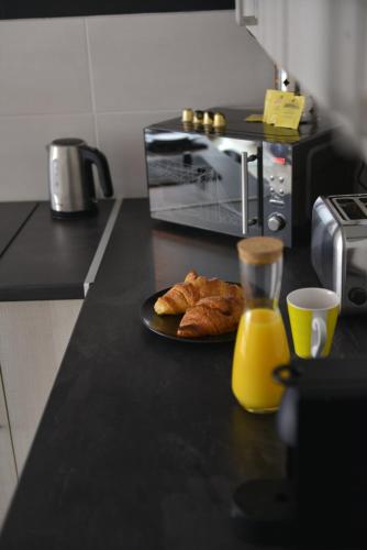 un plateau de croissants sur un comptoir dans une cuisine dans l'établissement Eldorado, vue mer, terrasse, hypercentre Touquet, à Le Touquet-Paris-Plage
