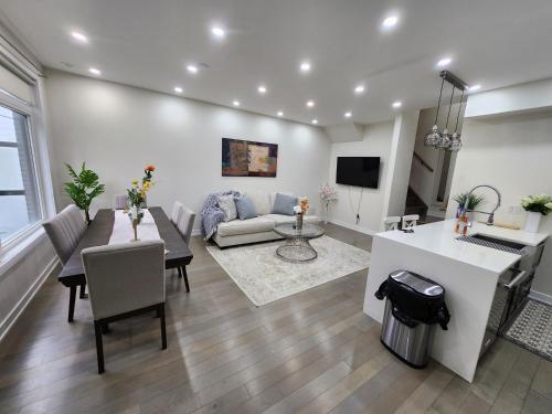 een woonkamer met een bank en een tafel bij Modern Luxury 3 bed rooms House in Toronto Mississauga in Mississauga