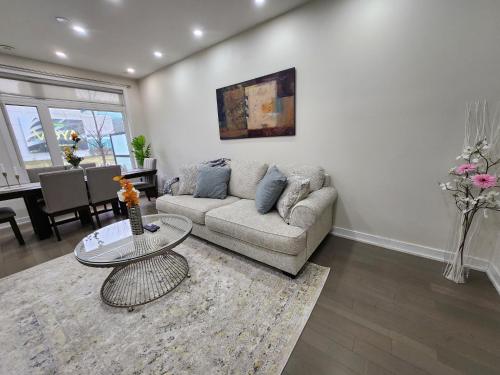 Χώρος καθιστικού στο Modern Luxury 3 bed rooms House in Toronto Mississauga