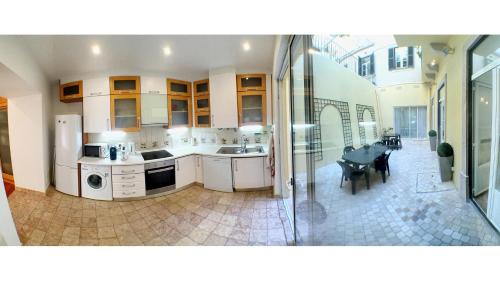 Dapur atau dapur kecil di Castle Apartment