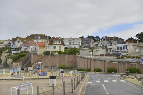 a city street with houses in the background at La Perle Marine superbe vue mer terrasse 30m2 in Criel-sur-Mer