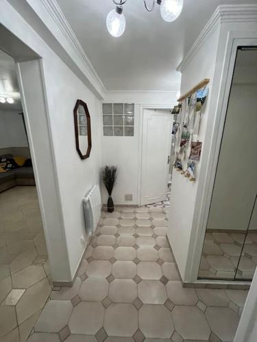 um quarto com um corredor e piso em azulejo em Appartement dans petite résidence très calme em Drancy