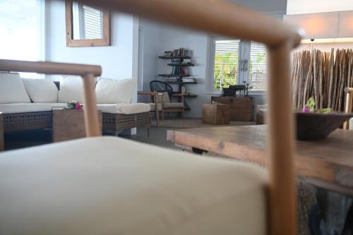 a living room with a couch and a table at Moorea Beach Lodge in Moorea