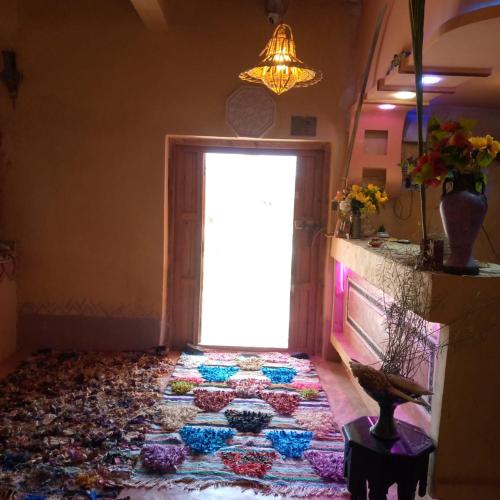 a room with a large window and a rug on the floor at Dar adiafa dar asalam in Aït Ben Haddou