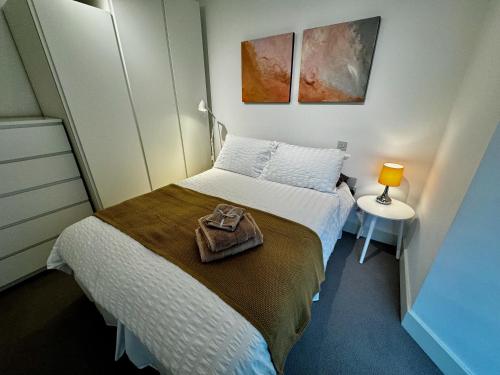 una piccola camera da letto con un letto con una borsa sopra di Spacious 1 Bed Flat in London a Londra