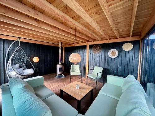 sala de estar con sofá y mesa en New- Private Cosy Houseboat, on a lake near Amsterdam, en Vinkeveen
