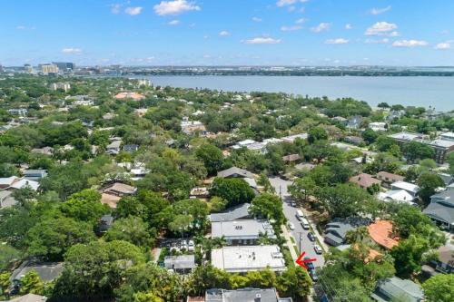 una vista aérea de un pueblo con un lago en SoHo Siesta Stunning Apt w Private Balcony, en Tampa