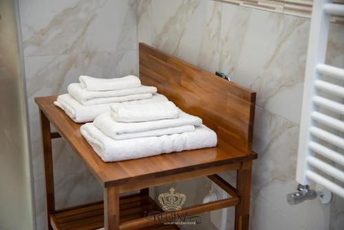 einen Haufen Handtücher auf einem Tisch im Bad in der Unterkunft La Regina Luxury Holiday Home in Cava deʼ Tirreni