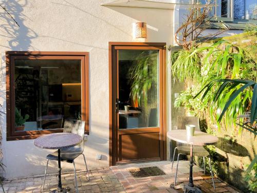 Charming house, calm garden in the center of Paris
