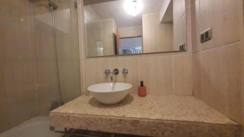 uma casa de banho com um lavatório e um chuveiro em Apartmento en providencia em Santiago