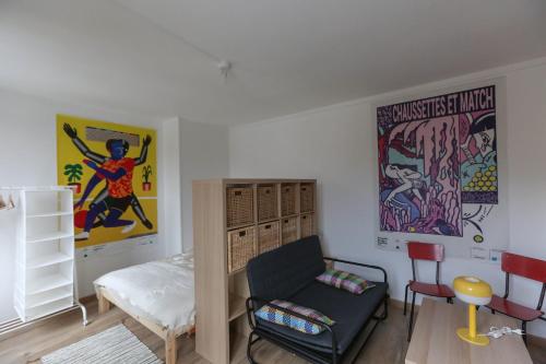 um quarto com um sofá, uma cama e um quadro em Pleasant studio in hypercenter em Saint-Denis