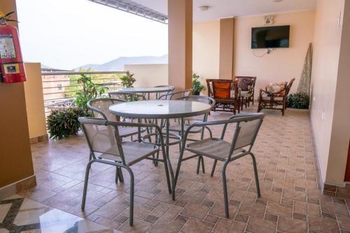 una stanza con tavoli e sedie e un balcone di Hotel Las Canastas a Jaén
