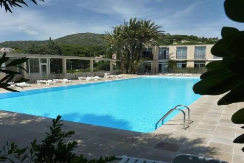 Бассейн в Un séjour idéal au Lavandou ! или поблизости