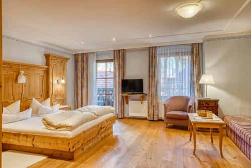 Una cama o camas en una habitación de Posthotel Kassl 4-Sterne-Superior
