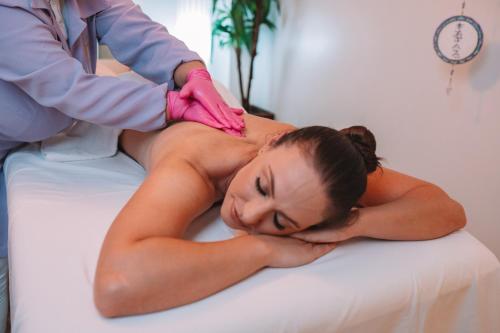 a woman getting a massage from a therapist at Itá Thermas Resort e Spa in Itá