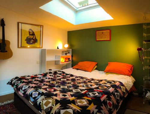 une chambre avec un lit et un mur végétal dans l'établissement Charming house, calm garden in the center of Paris, à Paris