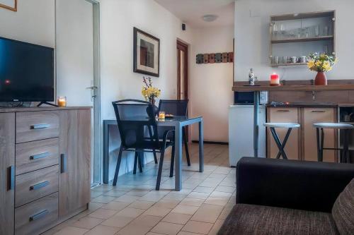 Poolside compact family cottage Sara