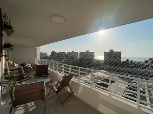 een balkon met uitzicht op de stad bij Depto Condominio Costa Pacifico in La Serena