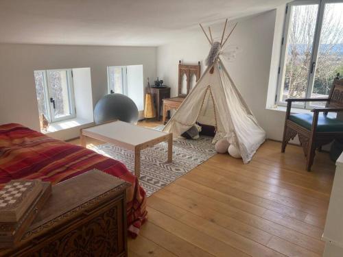 - une chambre avec une tente dans l'établissement L'Amelié, maison avec jardin en Provence, à Saint-Trinit