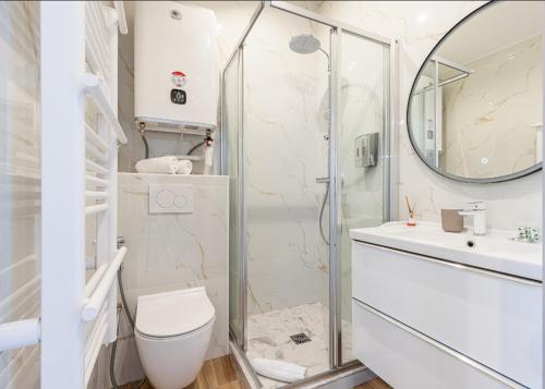 A bathroom at Beau studio cozy centre ville et plages n13