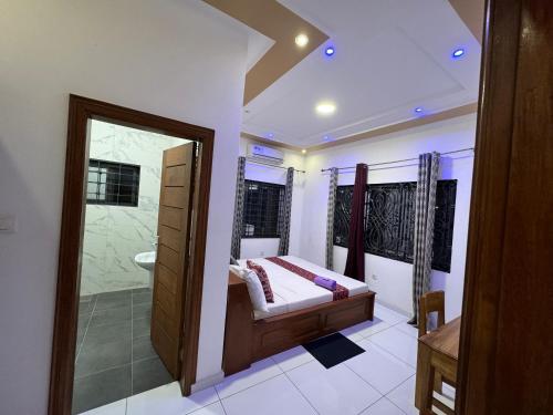Una cama o camas en una habitación de ilé-ifè GUESTHOUSE OUIDAH