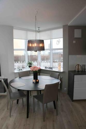 Una cocina o cocineta en Asa´s comfortable, cozy nest in the north.