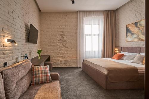 伊萬諾弗蘭克威斯克的住宿－FIMKA Apart Hotel，酒店客房,配有床和沙发