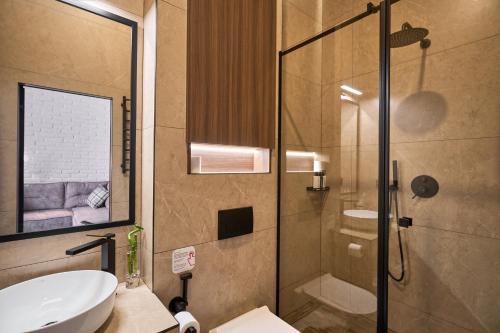 伊萬諾弗蘭克威斯克的住宿－FIMKA Apart Hotel，带淋浴、卫生间和盥洗盆的浴室