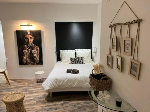 um quarto com uma cama com uma cabeceira preta em L'AIR DU TEMPS, Superbe appartement, au coeur du Centre Historique de Grasse em Grasse