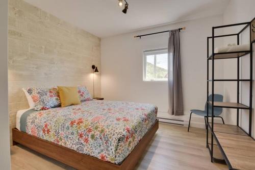 - une chambre avec un lit et un bureau dans l'établissement Cottage Quebec - La Zeolite, à Petite-Rivière-Saint-François