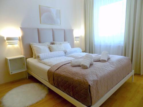 sypialnia z dużym łóżkiem z ręcznikami w obiekcie Casa Iris w Székesfehérvárze
