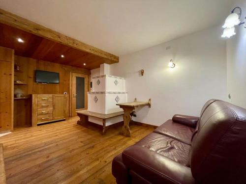 Villanovaにあるhome in dolomitiのソファとテーブルのあるリビングルーム