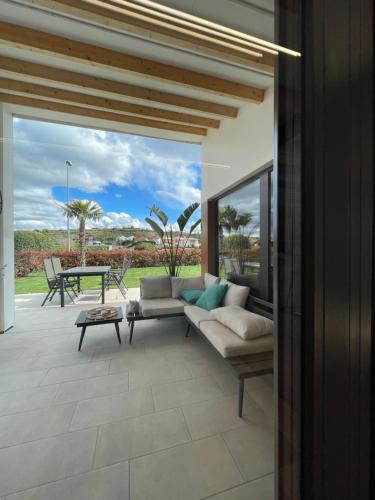 sala de estar con sofá y mesa en Passivhaus con jardín en La Rioja, en Entrena